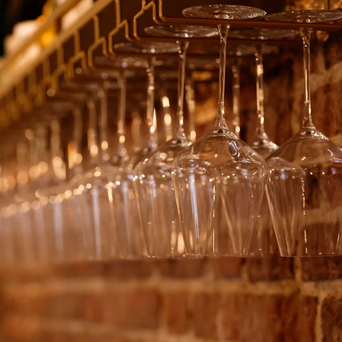 Copas sobre la pared de ladrillo de la sala de NERO
