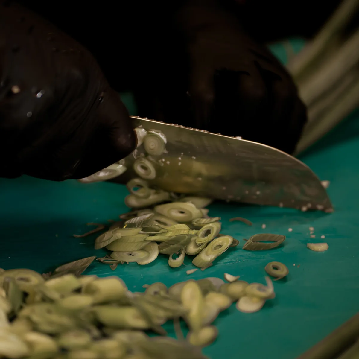 Corte de lemongrass en la tabla de la cocina de NERO
