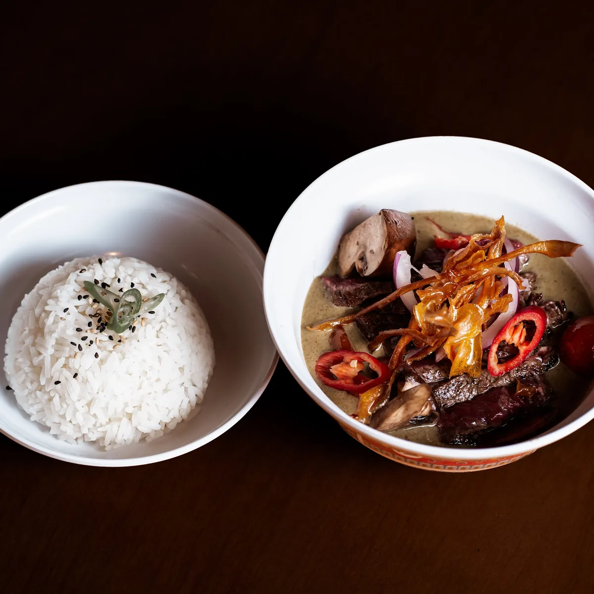 Guiso con arroz blanco servido en cuenco en NERO