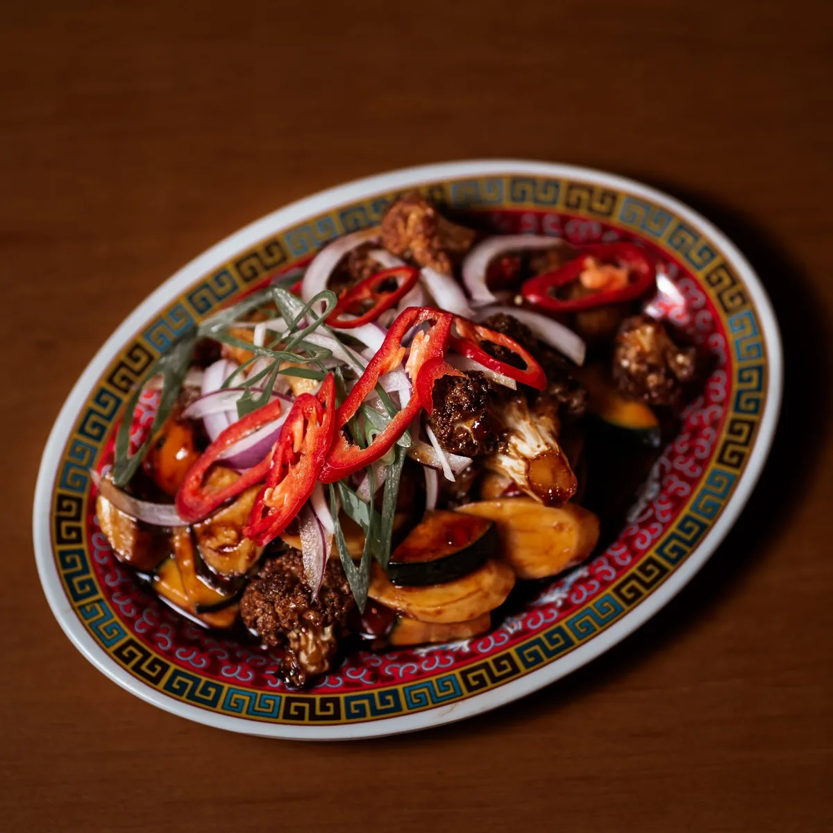 Salteado con chiles servido en fuente china en NERO