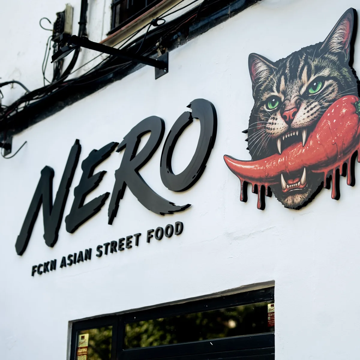 Rotulo de NERO en la fachada de Doctor Esquerdo 32, Madrid
