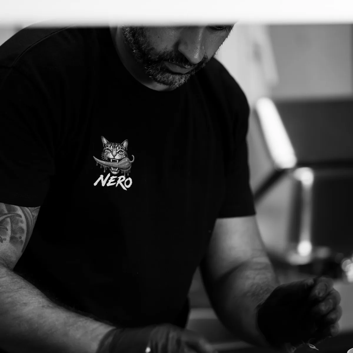 Sam Farahpour cocinando en la cocina de NERO