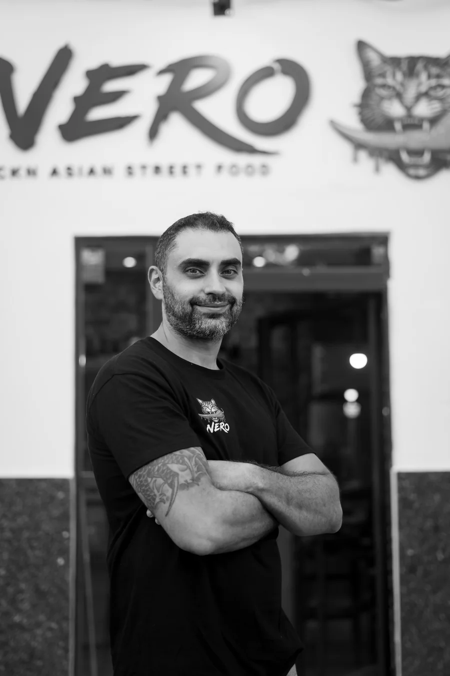 Sam Farahpour, chef y fundador de NERO, en la entrada del restaurante