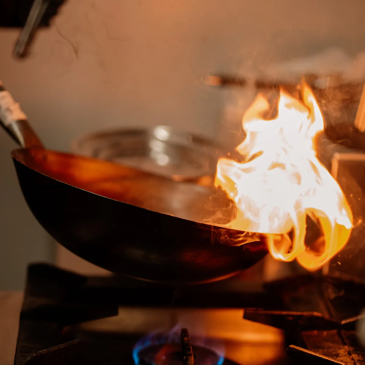 Salteado flameado en el wok de la cocina de NERO